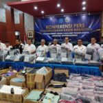 Kepala Badan Narkotika Nasional (BNN) RI, Komjen Marthinus Hukom (tengah) didampingi Deputi Pemberantasan BNN RI, Irjen Pol I Wayan Sugiri bersama jajaran Direktorat Jenderal Bea dan Cukai menunjukkan barang bukti dalam pengungkapan kasus peredaran gelap narkotika jenis ganja (varian rasa) seberat 113,65 Kilogram (Kg) jaringan internasional di kantor pusat Bea dan Cukai Jakarta, Senin (5/8/2024) siang. Foto: Joesvicar Iqbal/ipol.id