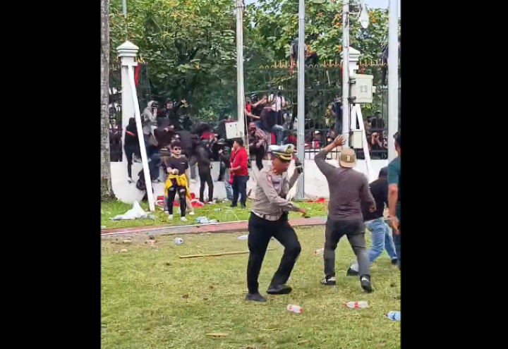 Tampak pendemo saat berhasil menjebol pagar Gedung MPR/DPR/DPD pada demonstrasi menolak revisi UU Pilkada. Foto: tangkapan layar X @itsme_ini