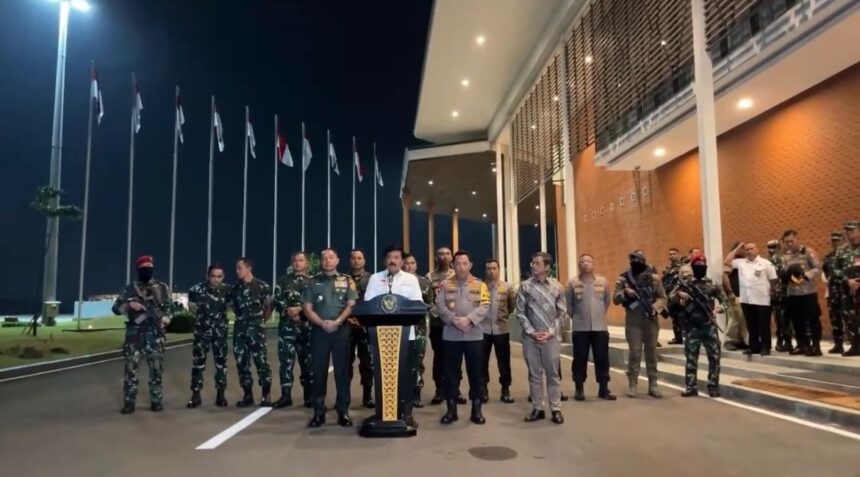 Menteri Koordinator Bidang Politik, Hukum dan Keamanan Marsekal TNI (Purn) Hadi Tjahjanto pada serah terima Philip Mehrtens kepada pihak Selandia Baru di Bandara Halim Perdanakusuma, Jakarta, Sabtu (21/9/2024) malam. Foto: Humas Kemenko Polhukam