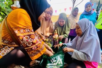 Ibu-Ibu antusias mengikuti pelatihan Pengolahan Sampah Rumah Tangga yang diadakan Bank Sampah Tri Alam Lestari Ulujami bersama Alfamart di Jalan Swadarma Raya, RT 08 RW 02, No 50, Kelurahan Ulujami, Kecamatan Pesanggrahan, Jakarta Selatan, Selasa (24/9/2024). Foto: Joesvicar Iqbal/ipol.id