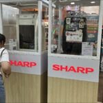 Pengunjung sedang melihat produk penjernih udara Sharp di booth Sharp. Foto: SEID