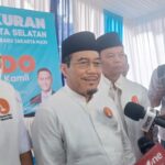 Calon Wakil Gubernur (Cawagub) Daerah Khusus Jakarta, Suswono (tengah) didampingi Ketua Fraksi Partai Demokrat DPRD DKI Jakarta, Ali Muhammad Johan (kiri) dan Wakil Ketua MPR RI, Hidayat Nur Wahid (kanan) dalam kegiatan Tasyakuran Dapil 7 Jakarta Selatan 'Bersatu Untuk Jakarta Baru Jakarta Maju' bersama RIDO (Ridwan Kamil-Suswono) di Jalan Madrasah, RW 012, Bintaro, Pesanggrahan, Minggu (13/10/2024). Foto: Joesvicar Iqbal/ipol.id