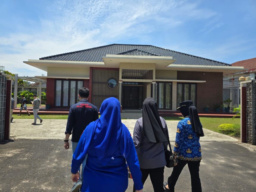 Tim penyidik pidana khusus Kejaksaan Tinggi Sumatera Selatan (Kejati Sumsel) saat hendak menyita sebidang tanah seluas 2800 m2 yang terletak di Kecamatan Ilir Timur II, Kelurahan Duku, Kota Palembang. Foto: Seksi Penkum Kejati Sumsel