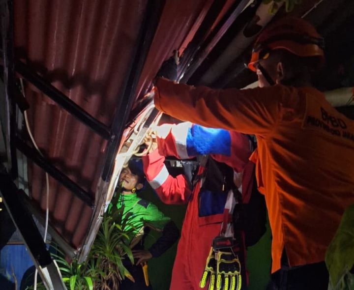 Minim penerangan, sejumlah petugas Damkar melakukan evakuasi atap rumah warga yang roboh di Jalan Masjid Darul Khoirot, Kelurahan Kebon Pala, Kecamatan Makasar, Jakarta Timur, Senin (14/10/2024) pukul 20.35 WIB. Foto: Ist